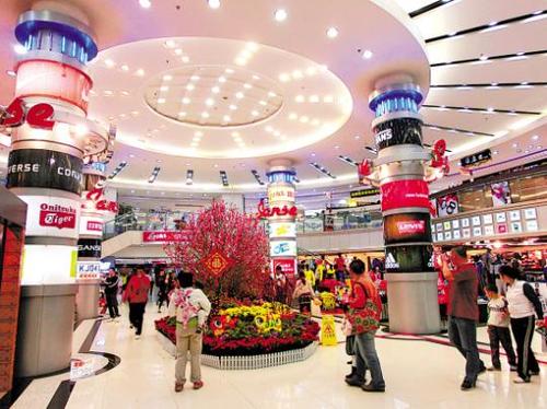 春节期间,商场促销重点放在日常类生活用品,吸引消费者全家出动逛